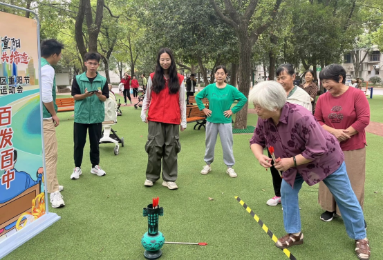 青佑之光志愿服务团举办爱老敬老服务活动